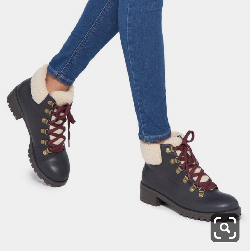 Navy faux shearling nordic boot with red laces